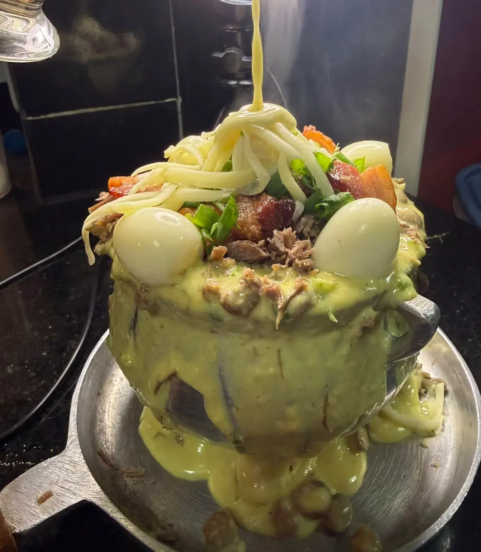 Feijão verde cremoso com ovos de codorna, bacon e queijo coalho, finalizado com queijo derretido